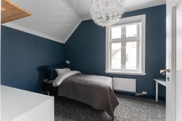 Soverom 2 med god plass til dobbeltseng, arbeidsplass og praktisk oppbevaring.