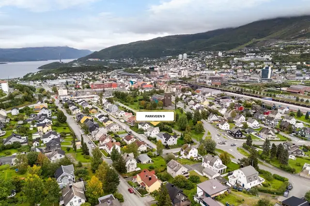 Eiendommen ligger sentralt, i et solrikt og etablert boligområde på Frydenlund. Her er det kort vei til Narvik sentrum, skoler, idrettsanlegg, svømmehall og Narvik stadion, samt flotte tur- og friluftsområder i Framneslia.