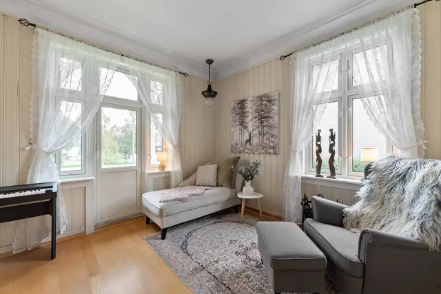 God plass til en hyggelig sittegruppe og direkte utgang til balkongen.