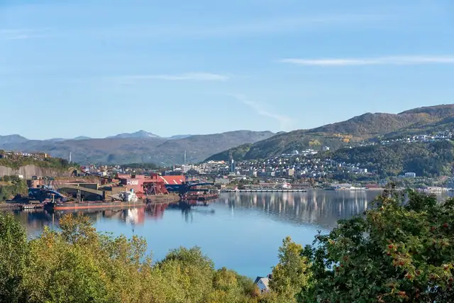 Altanen har gode solforhold og byr på fin utsikt mot Narvik, Narvik havn og det vakre fjellandskapet rundt.