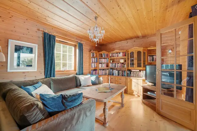 Stue nr. 2 har god plass til både TV, sofagruppe og øvrige stuemøbler, og gir en ekstra og fleksibel oppholdsplass i boligen.