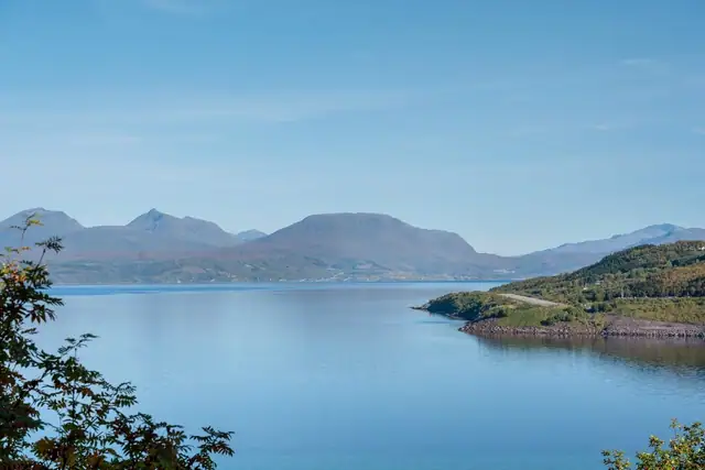 Beliggenheten byr på flott utsikt mot Narvik, Narvik havn og det omkringliggende fjellandskapet, gode solforhold og nærhet til naturen.