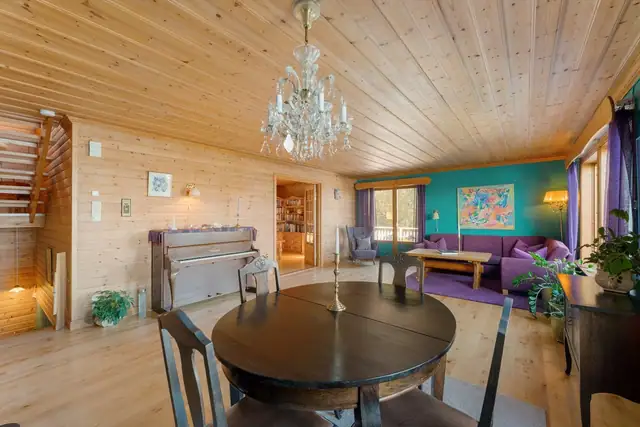 God plass til spisebord og øvrige spisemøbler - en naturlig plass for hyggelige måltider og samvær.