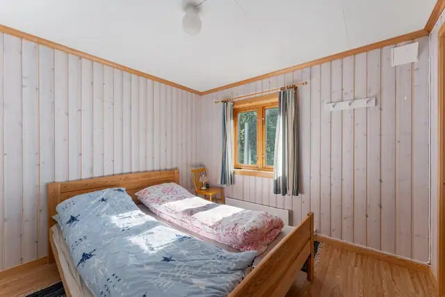Soverom 1- Romslig soverom med god plass til dobbeltseng og praktiske oppbevaringsmuligheter.