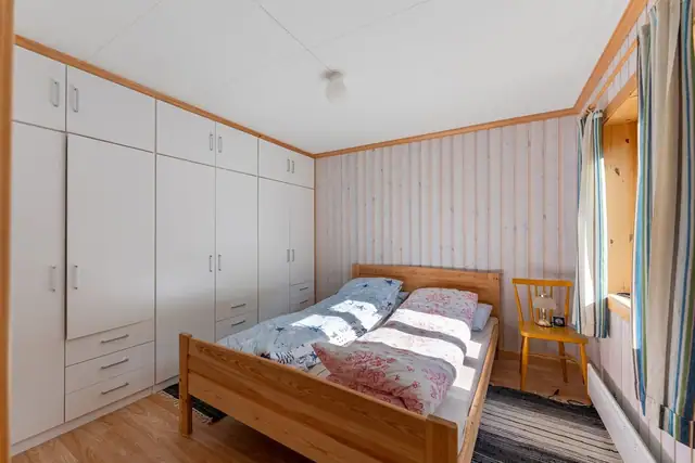 Soverom 1- rommet inneholder plassbygget garderobeskap.
