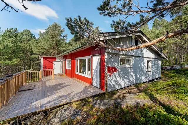 Stor terrasse i front av hytta, perfekt for late dager, hyggelige måltider og avslappende stunder i flotte omgivelser.