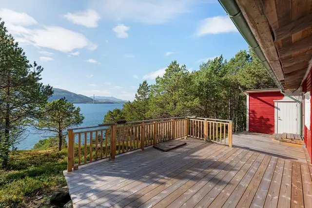 Her kan du lene deg tilbake og nyte den fantastiske utsikten mot Tøttatoppen, Fagernesfjellet, Narvik og fjorden.