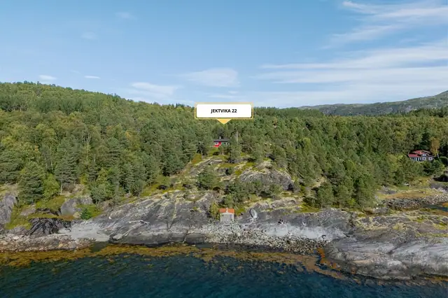 Eiendommen ligger i Jektvika, ca. 20 km sør for Narvik sentrum, i et rolig, landlig og naturskjønt område med nærhet til sjø, skog og gode tur- og friluftsmuligheter.