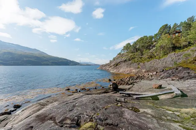 Et koselig og naturskjønt nærområde som innbyr til hyggelige dager, avslapping og forfriskende bad i havet.
