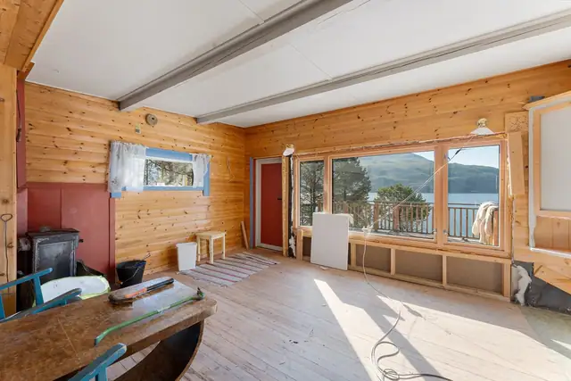 Fra hytta kan du nyte et fantastisk utsyn mot fjord og fjell - en utsikt som virkelig må oppleves!