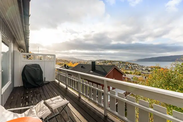 Romslig altan med plass til utemøbler - her kan du nyte den flotte utsikten og gode solforhold.