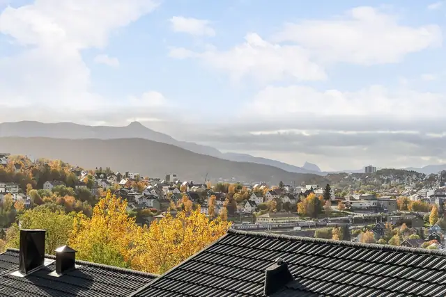 Flott utsikt over Narvik, Ofotfjorden og mot Vegglandet.