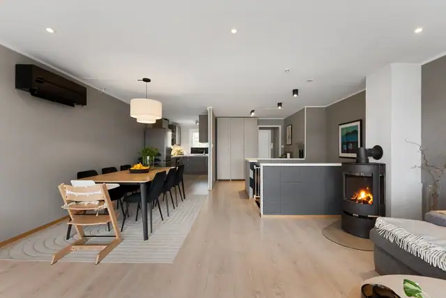 God plass til spisebord, med en fin ramme for hyggelige måltider og sosialt samvær.