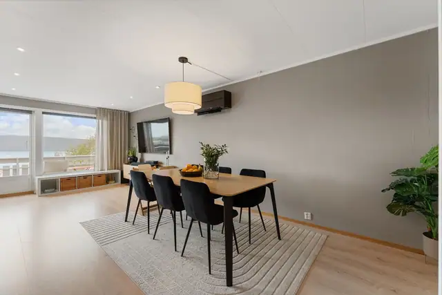 Her kan du nyte hyggelige måltider rundt spisebordet, med den flotte utsikten som en fin ramme.