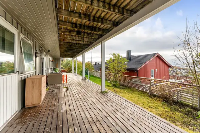 Delvis overbygd terrasse med god plass til utemøbler og hyggelige uteplasser.