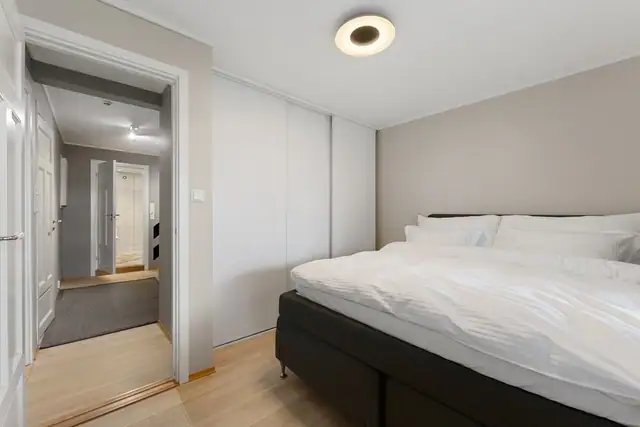 Soverommet har en praktisk skyvedørsgarderobe som gir gode oppbevaringsmuligheter.