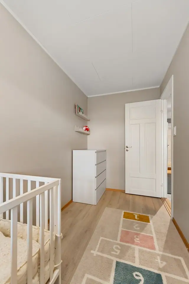 Plass til seng, øvrige møbler og praktisk oppbevaring.