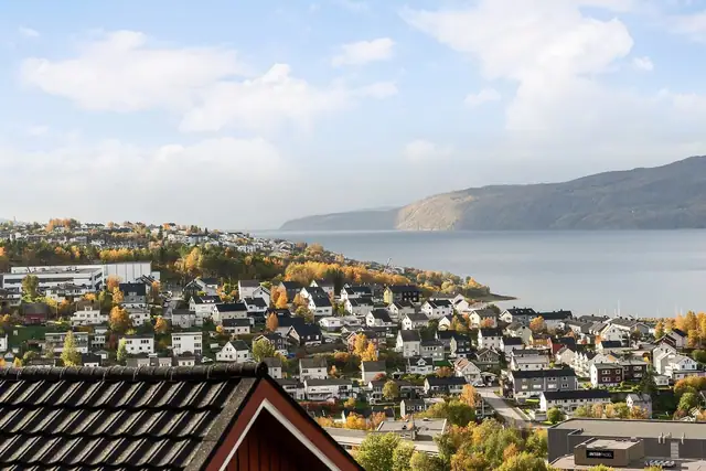 Her får du kort vei til barnehage, skoler, dagligvare, alpinanlegg og flotte turmuligheter. I tillegg kan du nyte flott utsikt over Narvik og Ofotfjorden, samt meget gode solforhold.