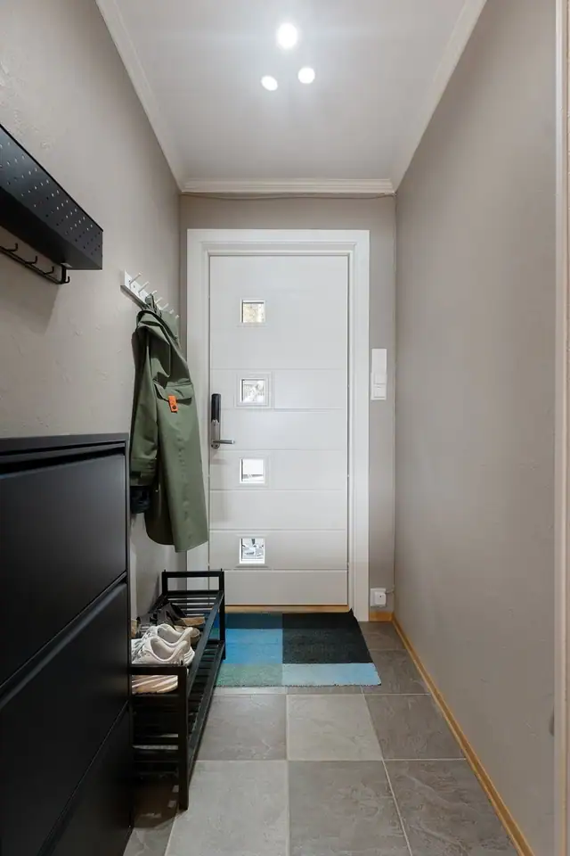 Praktisk og innbydende entré med god plass til å henge av seg yttertøy.