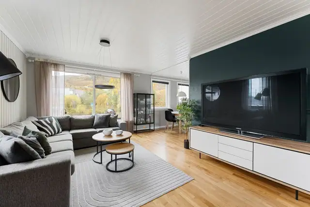 God plass til møblering i flere soner, med gode muligheter for både sofagruppe og spiseplass.
