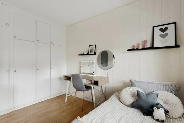 Rommet inneholder plassbygde garderobeskap.
