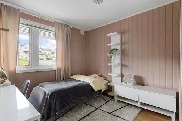 Soverom 2- Stort og romslig soverom med god plass til seng, øvrig møblering og arbeidsplass.