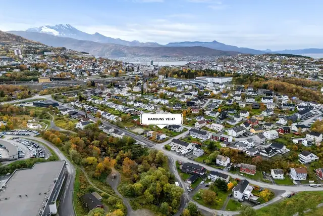 Her får du gangavstand til sentrum, samt tursti til Ornesvika, småbåthavn og park like nedenfor boligen. Fra eiendommen er det flott utsikt mot Fagernesfjellet og gode solforhold.