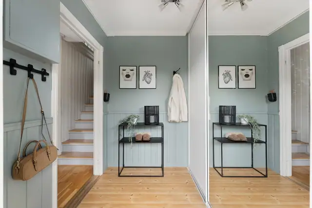 Romslig og innbydende entré med god plass til å henge av seg yttertøy, samt praktisk skyvedørsgarderobe som gir gode oppbevaringsmuligheter.