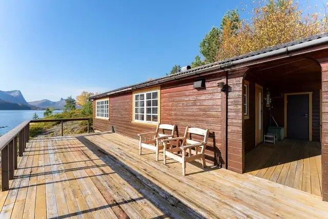 Stor terrasse i front med fantastisk beliggenhet, flott utsikt over fjorden og havet som nærmeste nabo.