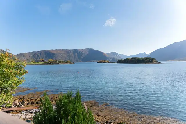 Idyllisk beliggende helt ved sjøen på Vårett i Efjord - her får du naturen og fjorden som nærmeste nabo.