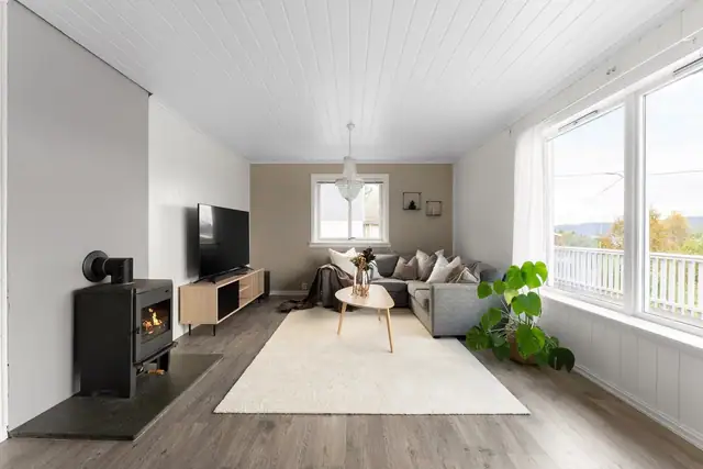 Velkommen inn! Stor og lys stue med flere vindusflater som slipper inn rikelig med naturlig lys og gir en luftig romfølelse. Her er det god plass til en hyggelig TV-sone.