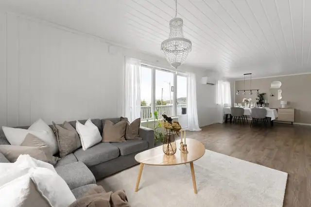 Stor og romslig stue med god plass til møblering og direkte adkomst til altan.