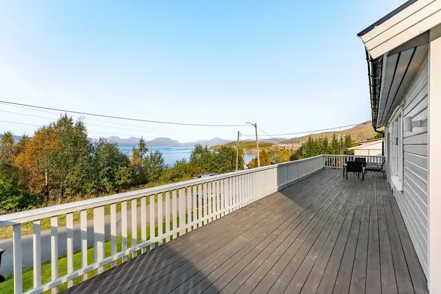 Stor altan som strekker seg rundt to sider av huset, med gode muligheter for å nyte solen gjennom store deler av dagen.