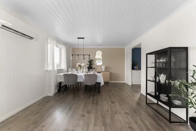 Stor og innbydende spisestue med god plass til spisebord og hyggelige måltider.