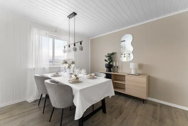 Store vindusflater gir godt med naturlig lys og en hyggelig utsikt som setter en fin ramme rundt måltidene.