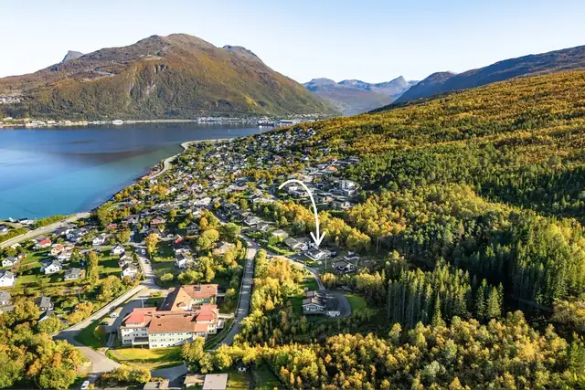 Eiendommen ligger i et etablert boligområde på Ankenes, med kort vei til skole, barnehage og idrettsanlegg. Her får du nærhet til flotte tur- og friluftsområder, lysløype og alpinanlegg, samt flott utsikt.