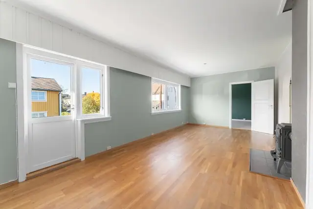 Fra stuen er det direkte utgang til verandaen - en hyggelig forlengelse av oppholdsrommet.
