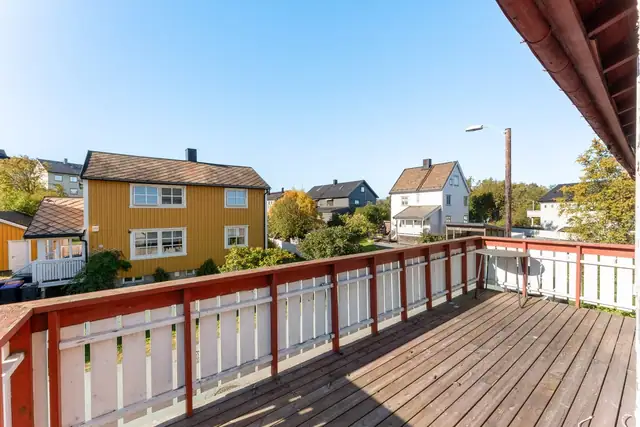 Stor og innbydende veranda med god plass til møblering og hyggelige uteplasser.