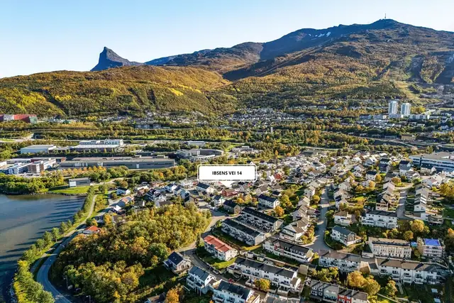 Eiendommen ligger i et veletablert boligområde i Taraldsvik, med ca. 10 minutters gange til ungdomsskole, barnehage og sentrum. Fra eiendommen er det flott utsikt mot Fagernesfjellet og Rombakstøtta.
