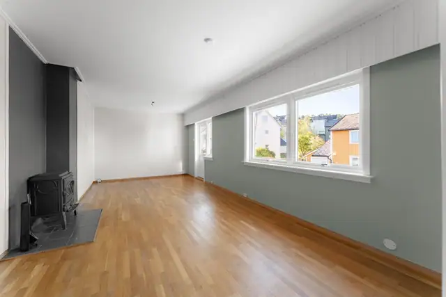 Romslig og innbydende stue med god plass til både sofagruppe og spiseplass.