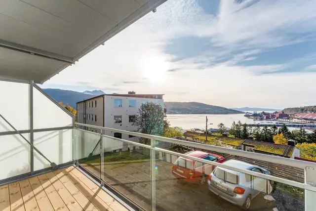 Overbygd veranda med fantastisk utsikt mot Narvik havn, Ankenes og Fagernes - en flott plass for å nyte utsikten og omgivelsene.