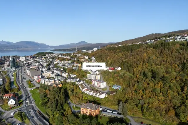 Sentralt beliggende med gangavstand til sentrum og byens mange fasiliteter, som butikker, servicetilbud og øvrige servicetilbud.
